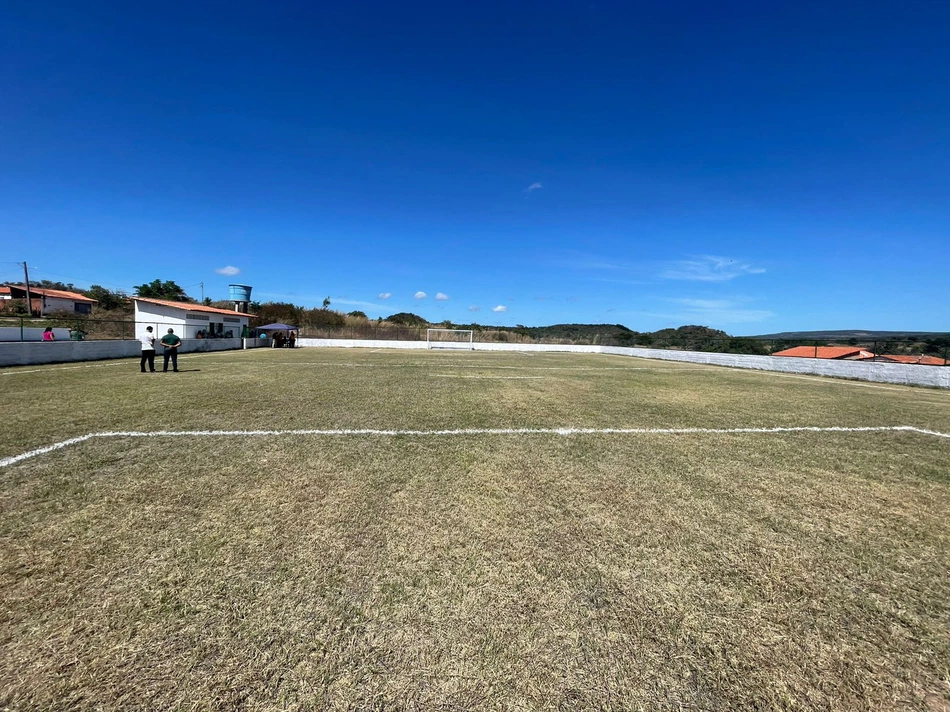 Elesbão Veloso inaugura campo de futebol society para comunidade local