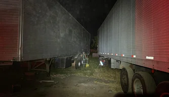 Cinco caminhões e carretas foram apreendidos na operação