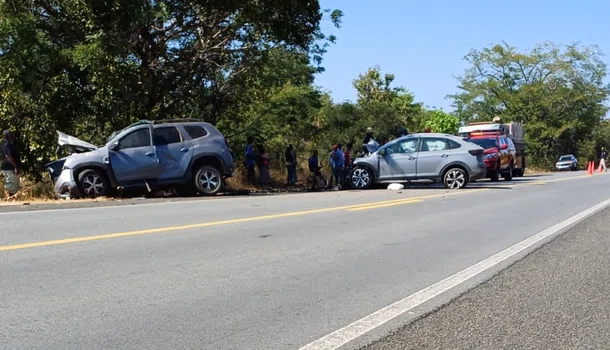 Colisão entre dois carros deixa mulher morta na BR 343 em Amarante