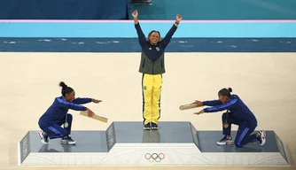 Brasileira brilha ao vencer final de ginástica artística no solo e supera Simone Biles