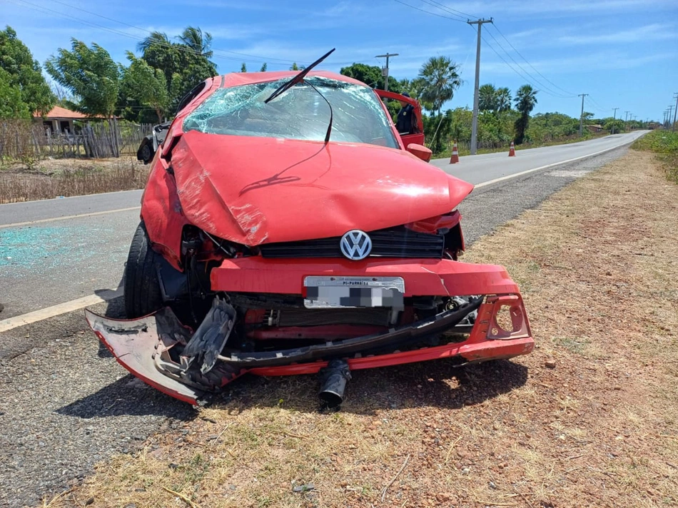 Motorista fica ferido após carro capotar na BR 402 em Luís Correia