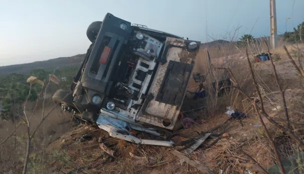 Homem morre após caminhão capotar na BR 407 em Jaicós