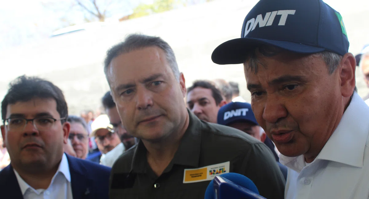 Rafael Fonteles e ministros durante inauguração de obra em Teresina