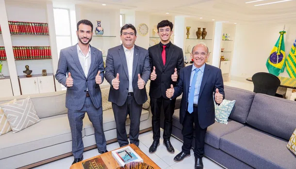 Rafael Fonteles recebe visita de piauiense vencedor do Prêmio Nobel da Ciência Jovem