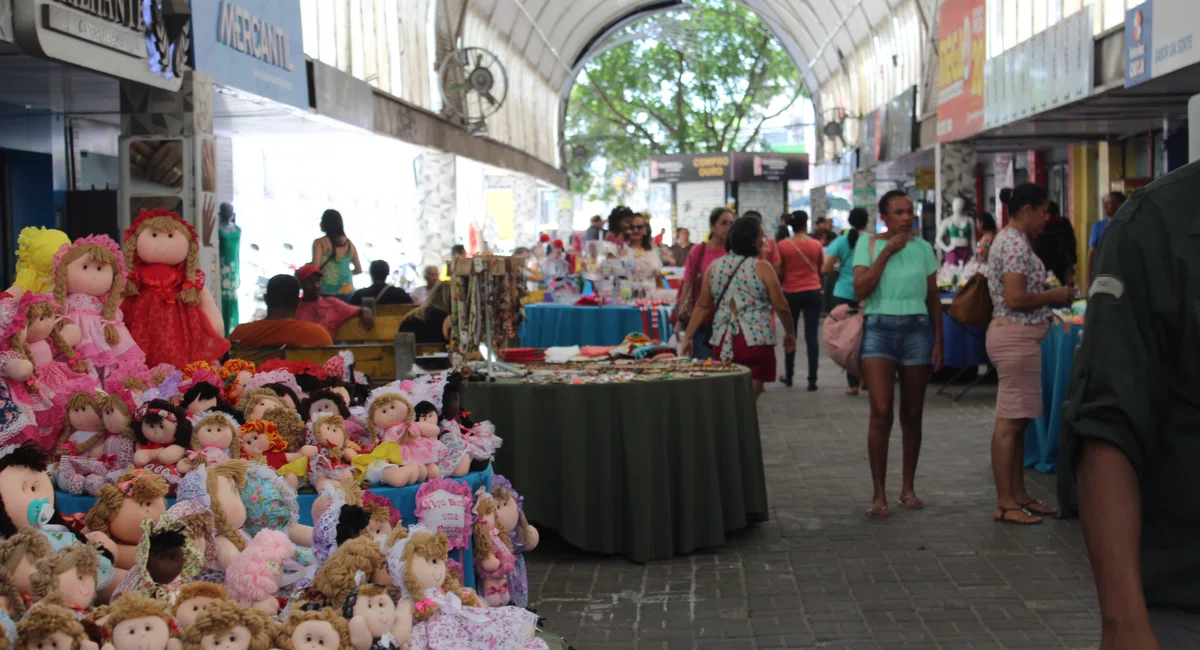 Feira de Artesanato popular na Rua Climatizada