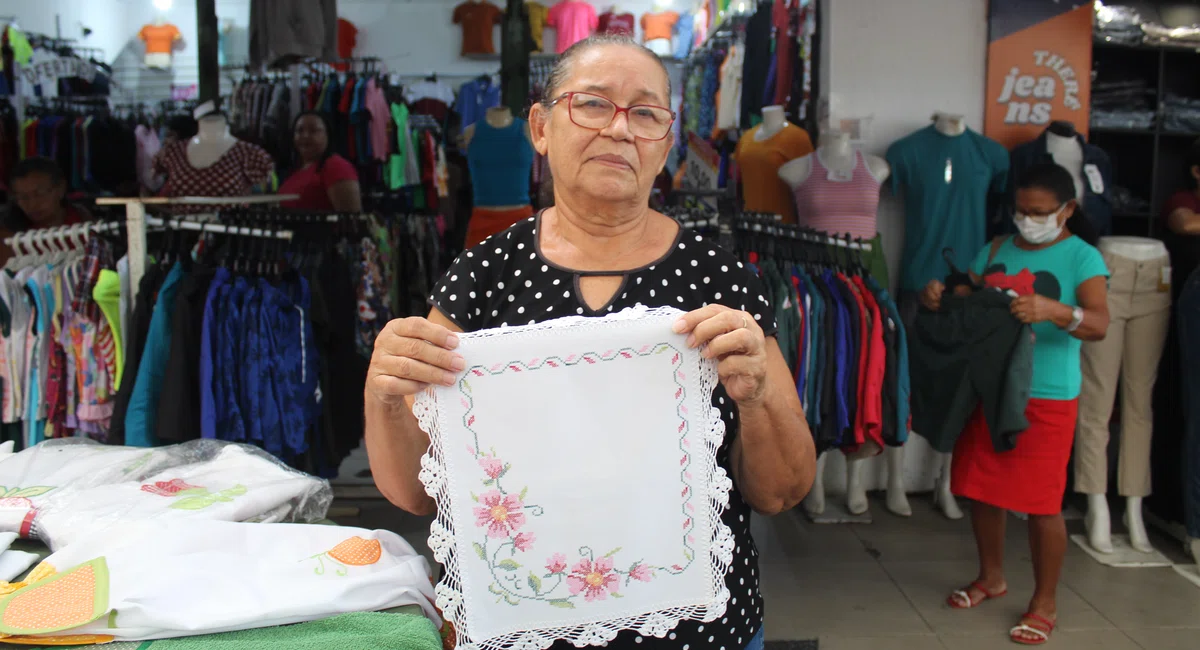 Feira de Artesanato popular na Rua Climatizada