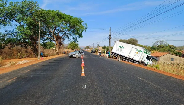 Colisão entre caminhão e carro deixa três feridos em Amarante