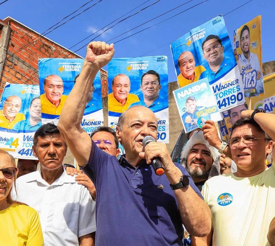 Sílvio Mendes realiza caminhada na zona Leste de Teresina