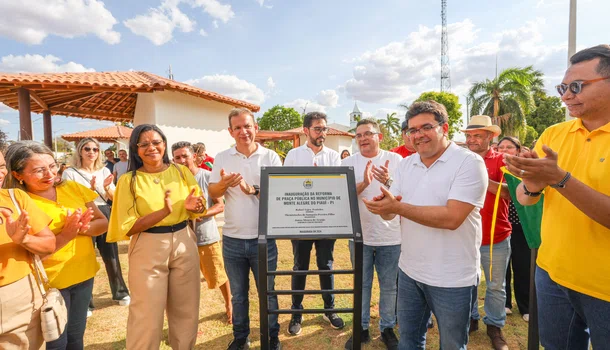 Governador entrega reforma de uma praça em Monte Alegre do Piauí