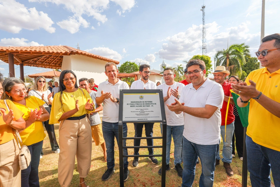 Governador entrega reforma de uma praça em Monte Alegre do Piauí