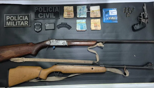 As armas foram apreendidas junto a materiais de campanha eleitoral e mais de R$ 7 mil em espécie