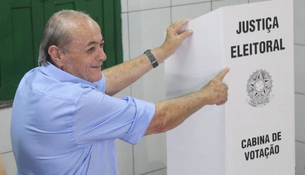 O candidato Sílvio Mendes votou na manhã desse domingo (06)