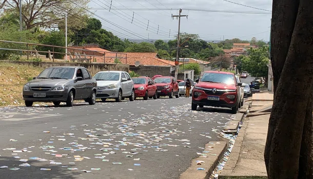 Ruas sujas com "santinhos"