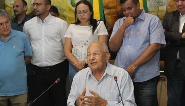 O prefeito realizou a coletiva na manhã desta segunda-feira (07)