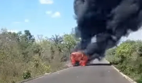 Incêndio destrói ônibus escolar na zona rural de Piripiri