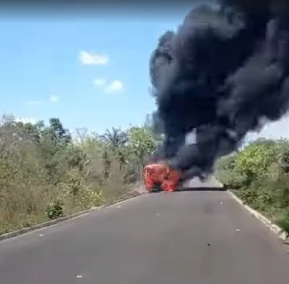 Incêndio destrói ônibus escolar na zona rural de Piripiri