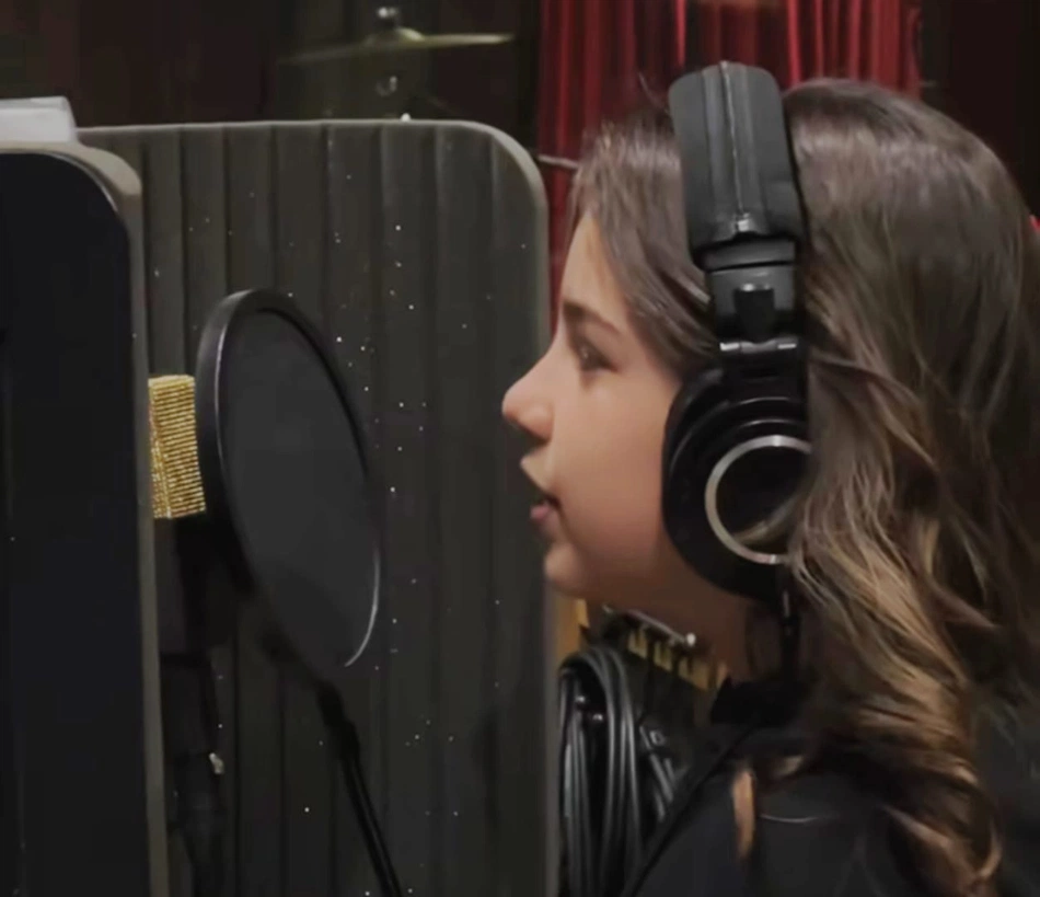 Sophia Eldo durante gravação de música.