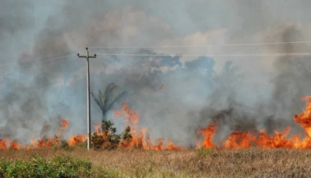 O incêndio atingiu a comunidade no domingo (13)