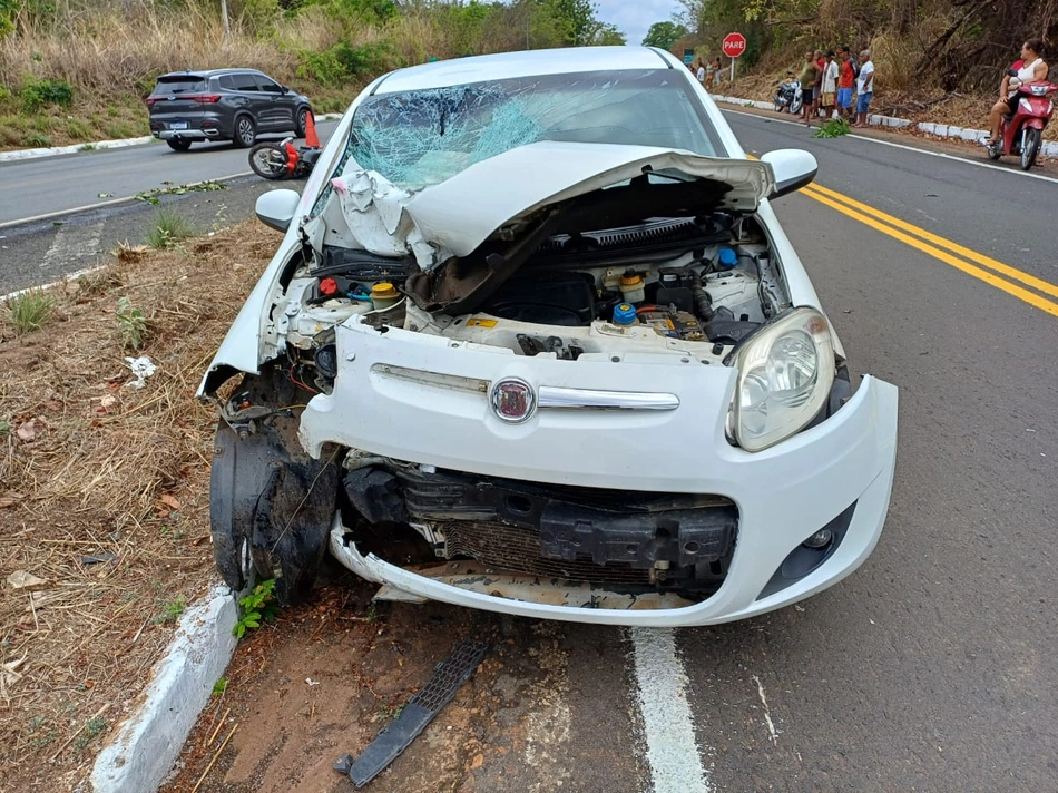 Carro destruído após colisão em Lagoinha do Piauí