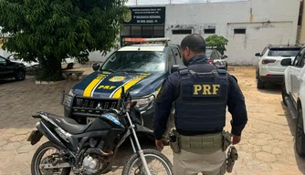 PRF prende homem com moto roubada e documentos falso em Cristino Castro