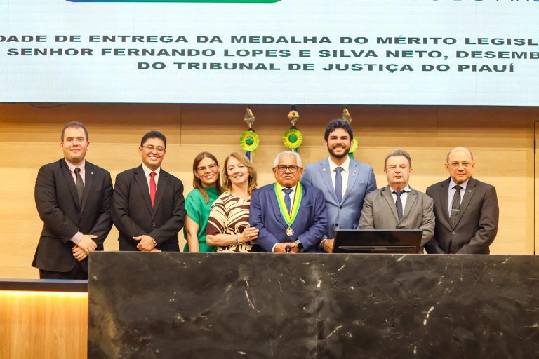 Desembargador Fernando Lopes recebe medalha do mérito legislativo da Alepi