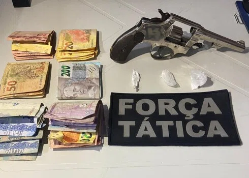 Homem é preso suspeito de trafico de drogas e porte ilegal de arma de fogo