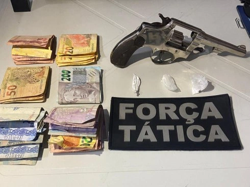 Homem é preso suspeito de trafico de drogas e porte ilegal de arma de fogo