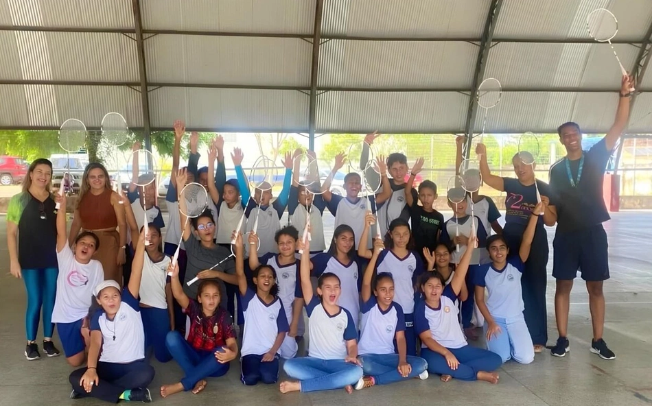 Aula de badminton na Escola Municipal Murilo Braga