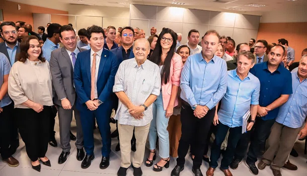 Prefeito eleito Sílvio Mendes ao lado do seu secretariado