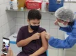 Criança recebendo a primeira dose de vacina contra a dengue