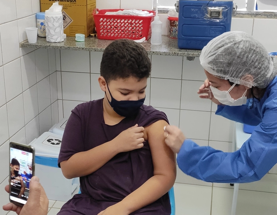 Criança recebendo a primeira dose de vacina contra a dengue