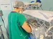 Médica neonatologista atendendo um recém-nascido prematuro