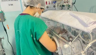 Médica neonatologista atendendo um recém-nascido prematuro