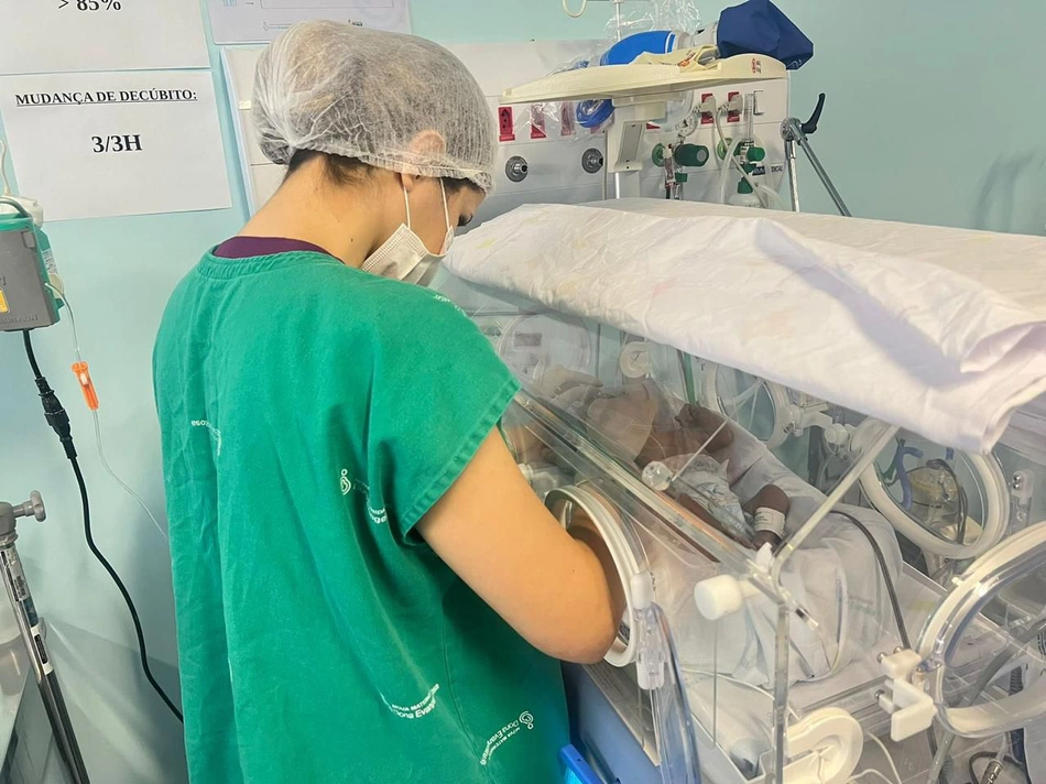 Médica neonatologista atendendo um recém-nascido prematuro