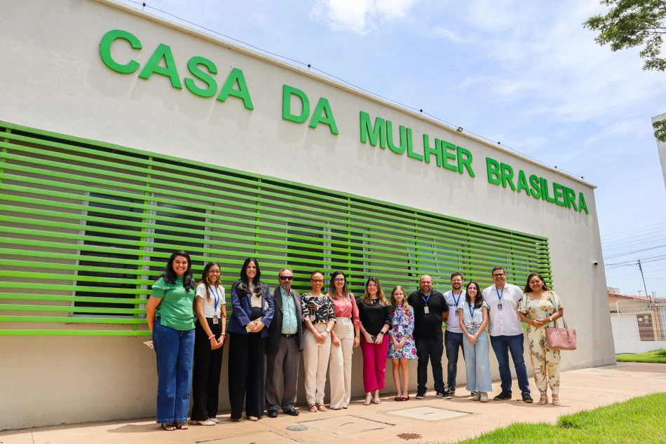 magistrados e equipe da Casa da Mulher Brasileira de Teresina