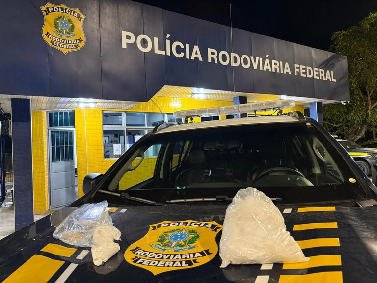 PRF realizando a apreensão de 1,026 kg de cloridrato de cocaína