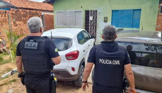 Polícia Civil do Piauí realizando a apreensão de veículos roubados em Teresina