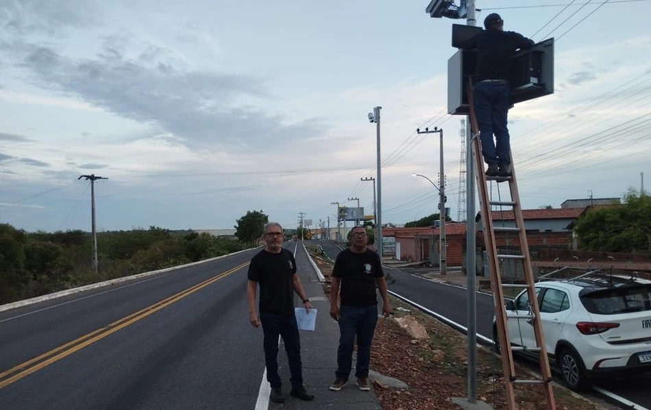 Equipe da Imepi verificando os radares na região Sul do Piauí