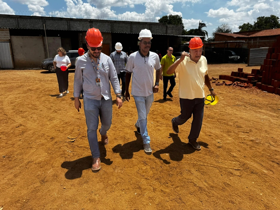 O prefeito de Teresina, Dr. Pessoa durante vistoria das obras no Mercadão das Mulheres