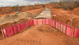 Início da construção de passagem molhada na localidade Alto Alegre, em Gilbués