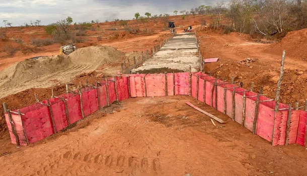 Início da construção de passagem molhada na localidade Alto Alegre, em Gilbués