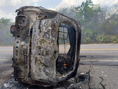 O veículo após capotamento e incêndio