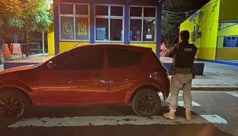 Equipe da PRF abordando um veículo