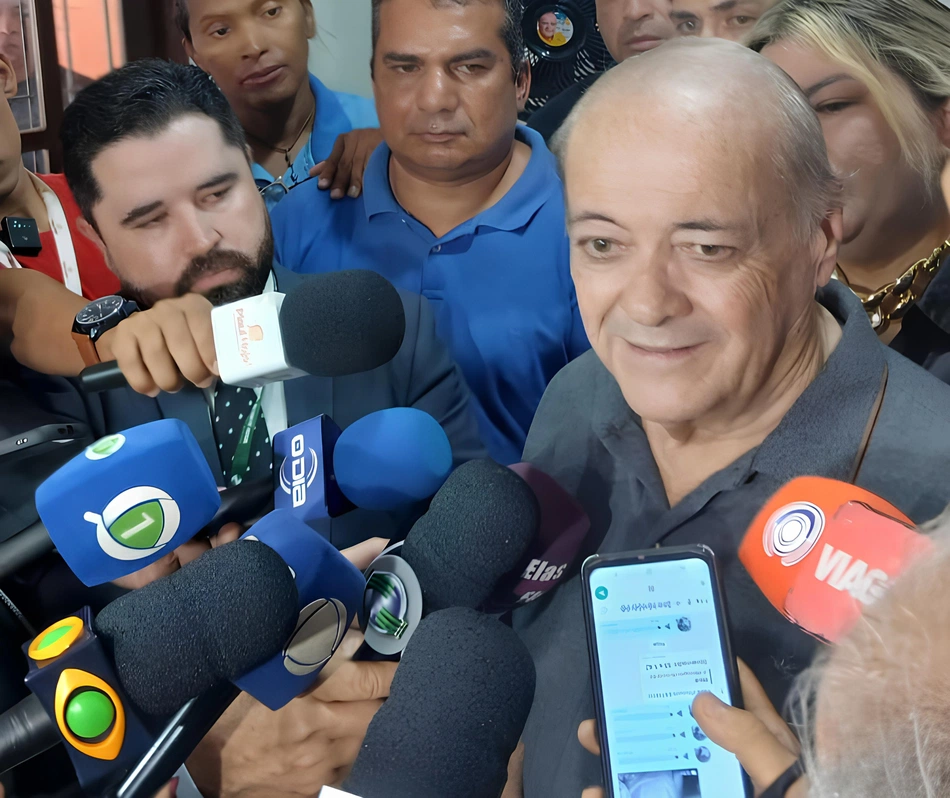 Sílvio Mendes durante coletiva de imprensa