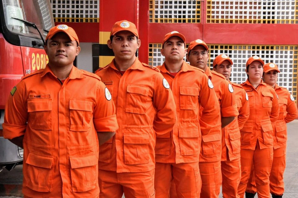 Bombeiros Militares com novo fardamento