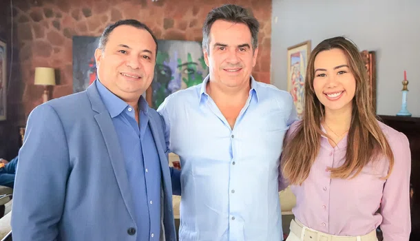 Ciro Nogueira ao lado do deputado Evaldo Gomes e da vereadora Fernanda Gomes