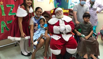 Papai e Mamãe Noel com crianças internadas em ação natalina no Hospital Infantil Lucidio Portella