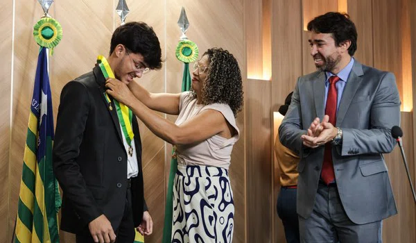 O piauiense Manoel José Nunes Neto recebendo a Medalha do Mérito Legislativo