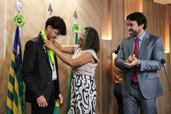 O piauiense Manoel José Nunes Neto recebendo a Medalha do Mérito Legislativo