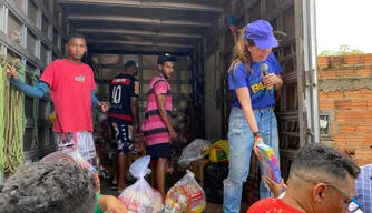 Prefeita Ivanária Sampaio entrega cestas básicas e brinquedos em localidades de Esperantina